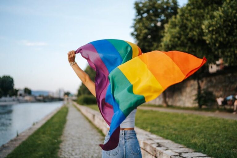 O que a Bíblia nos fala sobre homossexualidade?