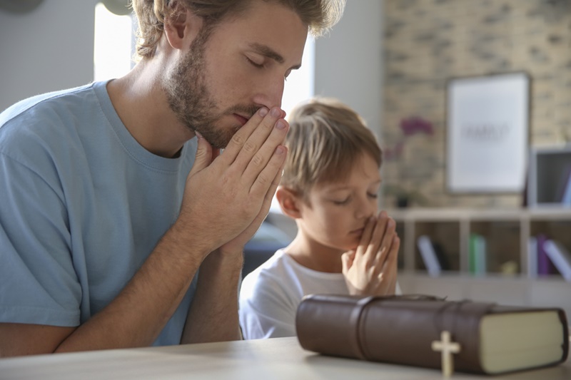 pai e filho orando - Valores cristãos para você passar para a sua família