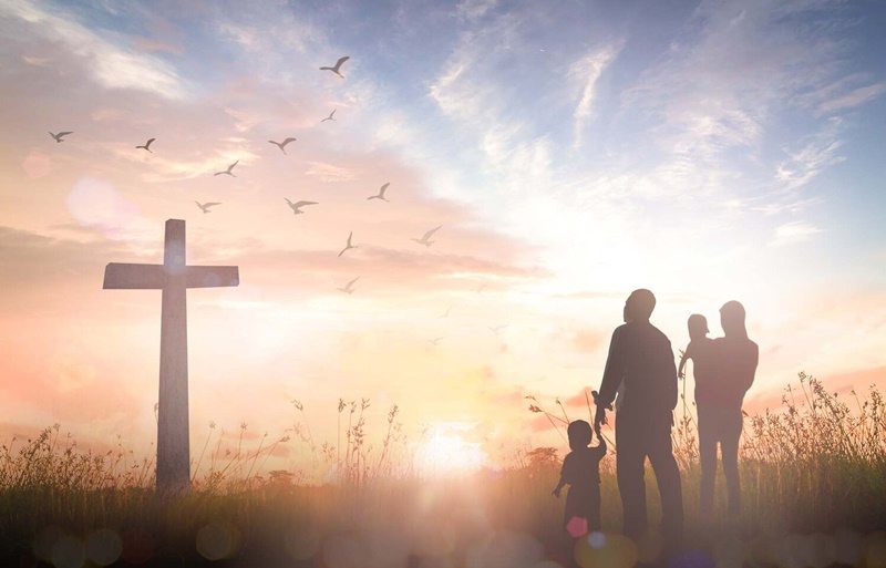 Familia olhando para cruz - Deus cuida de mim: versículos que te provam isso