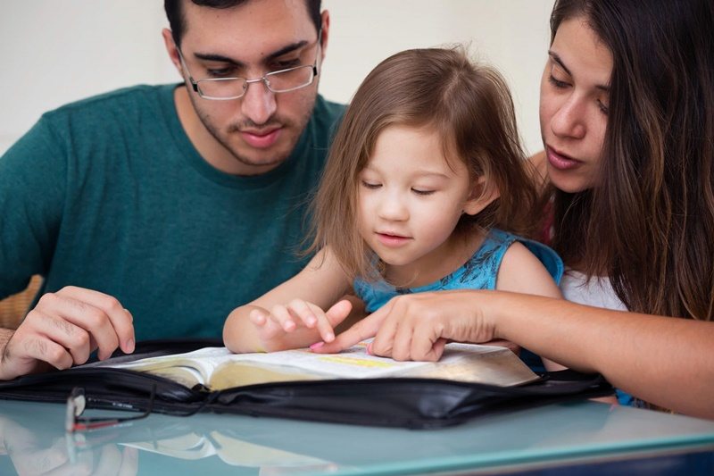 familia lendo a biblia - Leitura da Bíblia: 4 dicas para quem deseja começar