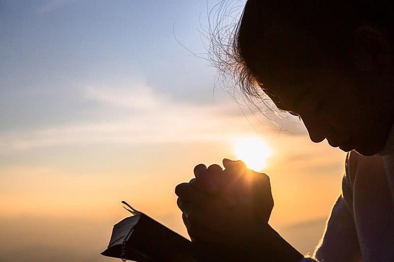 fe orar.jpg - Fé em Cristo: 15 versículos para nunca perder a sua