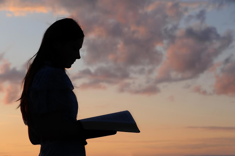 lendo - Passagens da bíblia para vencer a luta contra o pecado