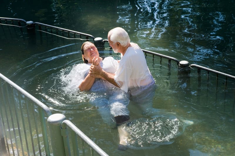 batizando - Batismo: a sua importância para iniciar na vida cristã