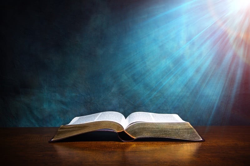 biblia na mesa - Como surgiu a bíblia? Descubra a origem da bíblia