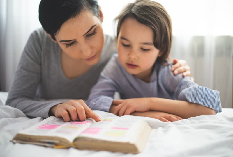 ensinando a crianca.jpg - 10 versículos para ensinar as crianças o amor de Deus