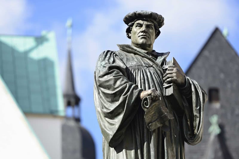estatua de martinho lutero - Martinho Lutero: qual a sua história e como ele defendia?