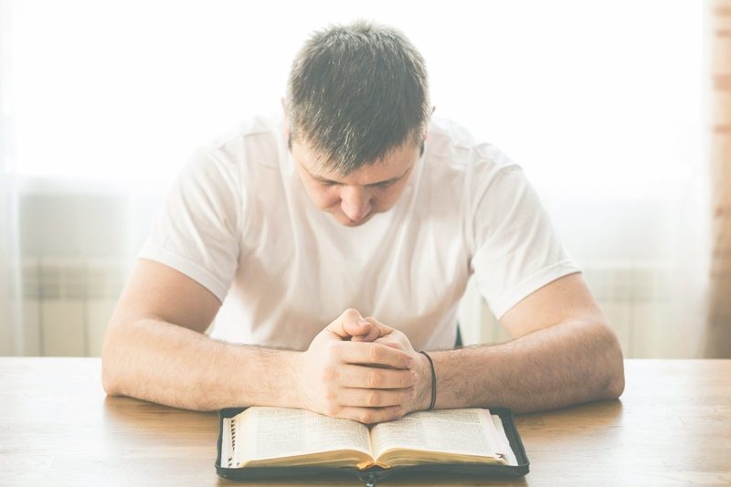 orando biblia - 6 versículos para superar a mágoa e o ressentimento
