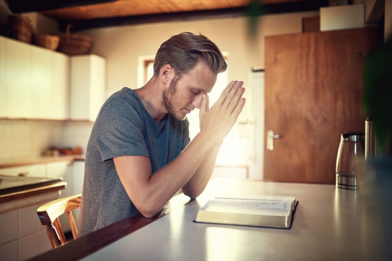 homem orando - Oração poderosa para superar a crise financeira