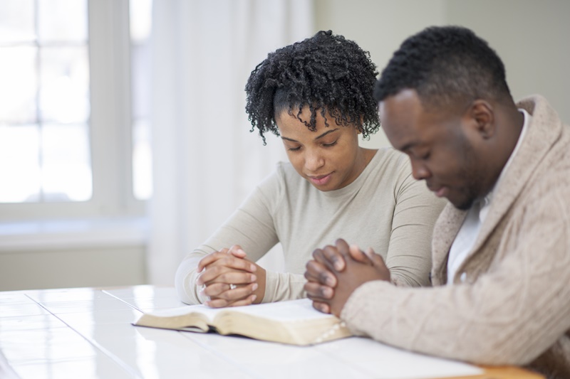 casal orando - Qual o papel do marido e da esposa no casamento