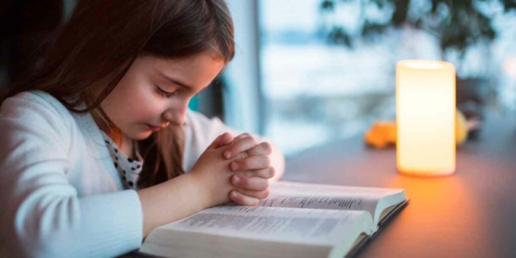 filho orando 1024x512 - Como ensinar seus filhos a rezarem?