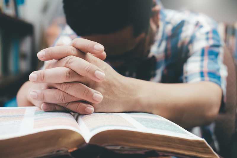 orando - Deus está ouvindo suas orações não perca a fé