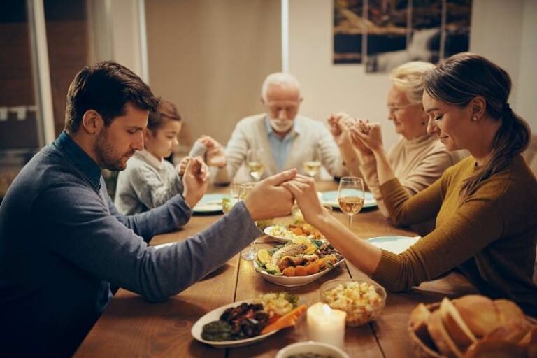 4 dicas para fazer uma oração em família