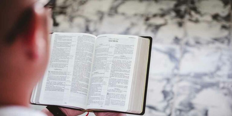 Salmos 121:7 – O Senhor te guardará de todo o mal; guardará a tua alma